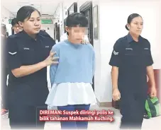  ??  ?? DIREMAN: Suspek diiringi polis ke bilik tahanan Mahkamah Kuching.