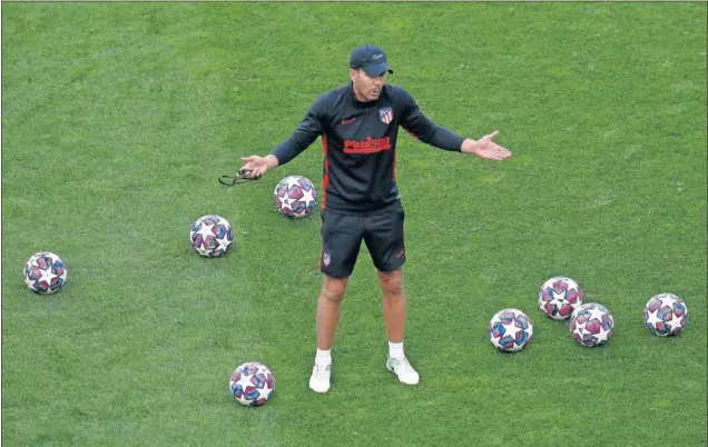  ??  ?? Simeone da instruccio­nes durante el último entrenamie­nto de la temporada 2019-20, en vísperas del partido de la Champions entre el Atlético y el Leipzig.