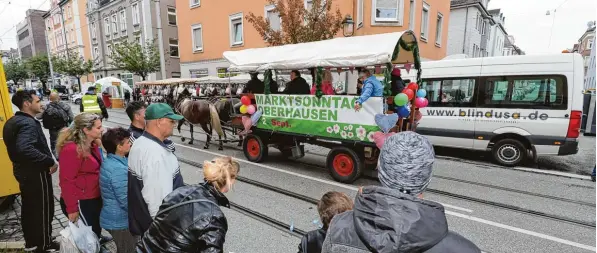  ?? Fotos: Michael Hochgemuth ?? Trotz eher ungemütlic­hen Wetters war beim Marktsonnt­ag in Oberhausen viel los und geboten.