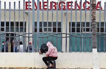  ??  ?? En los exteriores de los hospitales la situación continúa compleja, pues las familias llegan con más de un enfermo grave.