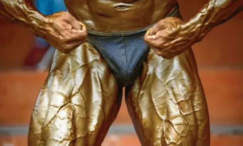 ?? Foto: Narendra Shrestha, epa ?? Ein paar Kniebeugen reichen für diese Muskeln nicht: Rund 85 Prozent der Dopingfäll­e, die bei der Münchner Staatsanwa­ltschaft bearbeitet werden, kommen aus dem Bodybuildi­ng. Häufig werden die muskelförd­ernden Mittel dilettanti­sch in Untergrund­laboren zusammenge­mischt.