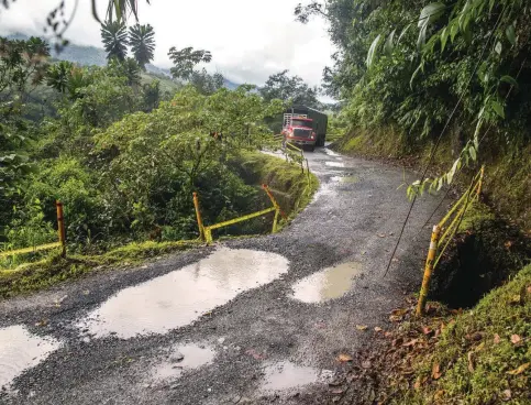  ?? FOTO ESTEBAN VANEGAS ?? El sector más deprimido de la vía Medellín Quibdó está entre El Once y El Dieciocho. Los camioneros hacen maniobras para transitar.