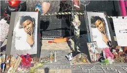  ?? STEPHEN M. DOWELL/ORLANDO SENTINEL ?? A memorial site stands outside the Orlando Free Fall drop tower ride at ICON Park in Orlando on Tuesday. Tyre Sampson, 14, died when he fell from the ride on March 24. The family is lobbying to have the ride shut down.