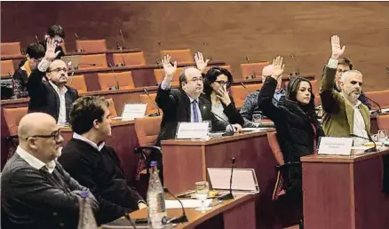  ?? QUIQUE GARCÍA / EFE ?? La diputación permanente del Parlament se reunió ayer justo el primer día de algunos de los electos