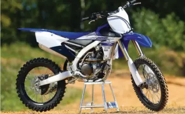  ??  ?? Troisième version de la 250 YZ-F alimentée par injection et un look toujours aussi original avec son moteur incliné et inversé, elle est unique en son genre.