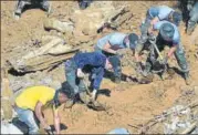  ?? AFP ?? Rescuers search for victims of a landslide in Itogon.