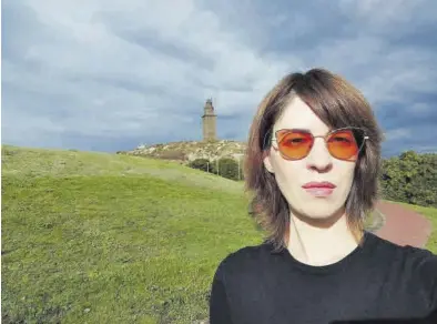  ?? FARO DE VIGO ?? Marta Vega, con gafas especiales para atenuar la luz, en A Coruña.