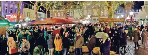  ?? FOTOS (3): NORBERT PRÜMEN ?? Trotz leichten Regens ließen sich die Besucher des Kempener Weihnachts­marktes in der Altstadt die Stimmung nicht nehmen.