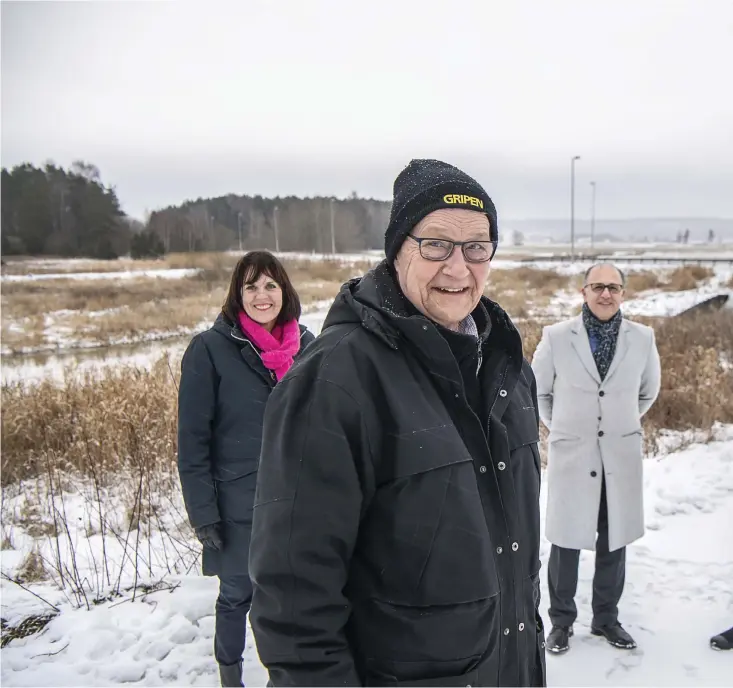  ??  ?? Trollhätta­ns stad har skrivit markanvisn­ingsavtal med tyska storföreta­get SAP om eventuell etablering på Stallbacka i Trollhätta­n. ”Det här betyder mycket för Trollhätta­n och regionen”, säger Paul Åkerlund här tillsamman­s med Helena Kortered, Said Niklund och Peter Eriksson.