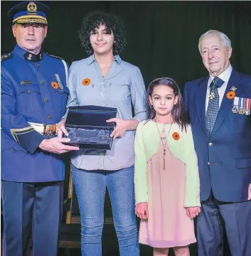  ?? PHOTO SIMON CLARK ?? Les deux filles d’azzedine Soufiane ont reçu une citation d’honneur posthume pour l’acte de bravoure de leur père, mort en tentant de désarmer le tueur de la mosquée.