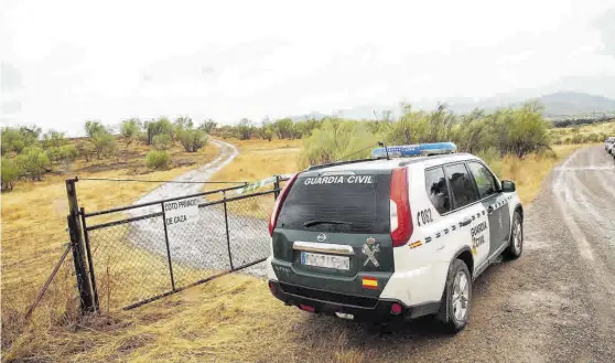  ?? RAFA MOLINA / EFE / JERO MORALES ?? Los agentes custodian la puerta de acceso a la finca donde se trasladaro­n los agentes junto al autor confeso y se hallaron ayer los restos óseos.