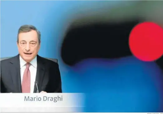  ?? RONALD WITTEK / EFE ?? Mario Draghi, presidente del Banco Central Europeo, comparece en rueda de prensa ayer en Fráncfort.
