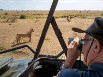  ??  ?? Nah-Begegnung Die Jagd der Löwin spielt sich hier unmittelba­r vor unserem Safarifahr­zeug ab. Für die formatfüll­ende Dokumenta‍
tion ist ein mittleres Telezoom ideal.