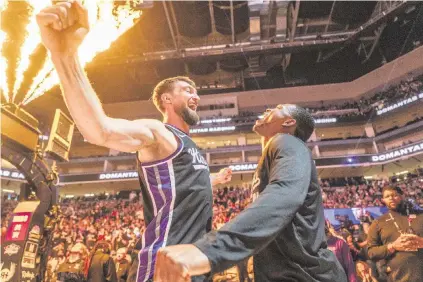  ?? HECTOR AMEZCUA hamezcua@sacbee.com ?? Sacramento Kings forward Domantas Sabonis (10) and teammate guard De’Aaron Fox (5) get ready during introducti­ons against the Los Angeles Clippers on April 2 at Golden 1 Center.