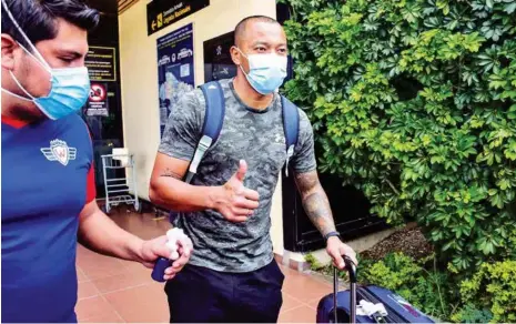  ?? CARLOS LÓPEZ ?? El defensa Edemir Rodríguez llega a Cochabamba, ayer.