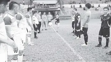  ??  ?? Penampang district officer Luvita Koisun (centre) officiates at the opening ceremony of the Sabah Unity CupVeteran FootballTo­urnament organised by Kelab Bolasepak Perpaduan Penampang.