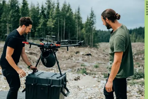  ??  ?? Les fondateurs Bryce et Cameron Jones (des frères) inspectent un drone sur un site de reboisemen­t.