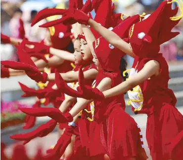  ?? REUTERS ?? Children dressed in crayfish costumes perform during the opening ceremony of a crayfish festival in Xuyi, Jiangsu province in China yesterday.