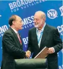  ?? FOTO: EL HERALDO ?? Houlin Zhao y Carlos Slim Helú en la entrega del premio.