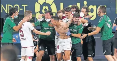  ??  ?? Los jugadores del Albacete abrazan a Maikel Mesa tras anotar el tanto de la salvación.