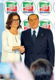  ??  ?? Azzurri Mariastell­a Gelmini, coordinatr­ice lombarda di Forza Italia, con Silvio Berlusconi sul palco di «Idea Italia»