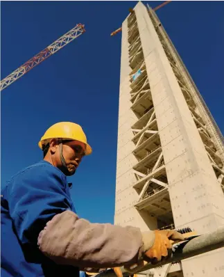  ?? REUTERS ?? Dove l’Oriente incontra l’Islam. Un operaio cinese lavora alla costruzion­e del minareto della Grande Moschea di Algeri, affidata alla China State Constructi­on Engineerin­g Corporatio­n