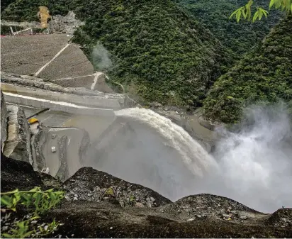  ?? FOTO JAIME PÉREZ ?? Desde el pasado 4 de noviembre el agua del río Cauca está saliendo por las cuatro compuertas del vertedero. Embalse se mantuvo ayer en la cota 405,6 metros sobre el nivel del mar.