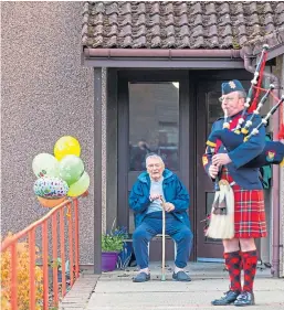  ?? Picture: Steve MacDougall. ?? Former Black Watch Lance Corporal Fred Waters and Pipe Major Ali Duthie on Fred’s birthday.