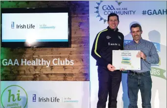  ??  ?? Trevor Coen, representi­ng St Michael’s GAA, Co Sligo, is presented with the Official Healthy Club Award by Seán Cavanagh, Healthy Clubs Ambassador and former Tyrone Footballer. Pic:Piaras Ó Mídheach/Sportsfile