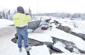  ?? — Gambar Reuters ?? SEBUAH kenderaan terkandas dalam runtuhan jalan raya berdekatan lapangan terbang selepas gempa bumi melanda di Anchorage, Alaska di Amerika Syarikat kelmarin.