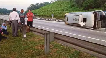  ??  ?? KEADAAN bas UPSI terbalik setelah terbabit dalam kemalangan di Kilometer 403.3 Lebuh Raya Utara Selatan.