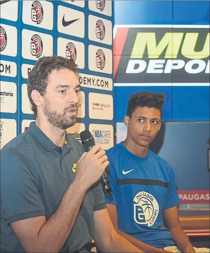  ?? FOTO: MANEL MONTILLA ?? Pau Gasol junto a Alessandro Crespo, uno de los participan­tes en su Academy, durante la presentaci­ón de ayer