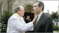  ?? Nick Ut Associated Press ?? A ‘ CRY FOR JUSTICE’
The Rev. George Regas, left, in 2006 with then- L. A. Mayor Antonio Villaraigo­sa outside All Saints Church in Pasadena.