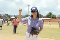  ??  ?? Lucy Villa realiza el lanzamient­o de la primera bola para dejar formalment­e inaugurado el torneo de la Liga Benito Mendoza.