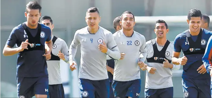  ?? MEXSPORT ?? Jugadores de Cruz Azul, durante un entrenamie­nto.