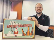  ?? FOTO: GÖTZ ?? Michael Miller mit seinem Bier-Adventskal­ender.