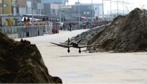  ??  ?? Chaud : une des zones d’atterrissa­ge imposait de longer des lampadaire­s, faire un virage à 30°, passer entre deux gros monticules et arrêter l’avion en 60 mètres…