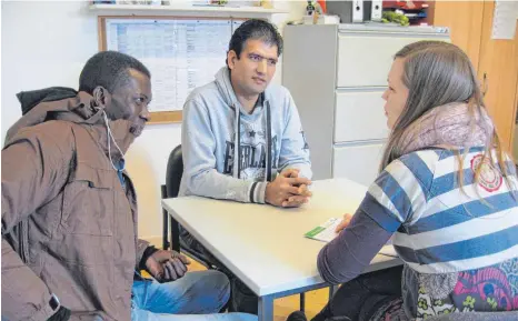  ?? FOTO: OHO ?? Linda Welker (rechts) arbeitet bei der Caritas Ulm/Alb-Donau im Projekt „Netzwerk Bleiben mit Arbeit“und unterstütz­t Geflüchtet­e aus verschiede­nen Ländern bei der Jobsuche.