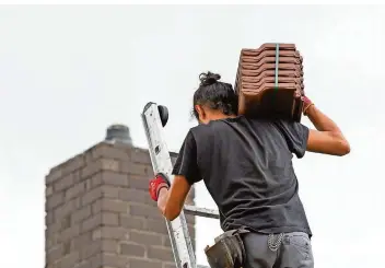  ?? FOTO: SILAS STEIN/DPA ?? Handwerker, wie beispielsw­eise Dachdecker, können im Saarland trotz der Beschränku­ngen durch Corona weiter ihre Aufträge abarbeiten. Dennoch halten sich private Kunden zurzeit offenbar mit neuen Aufträgen zurück.