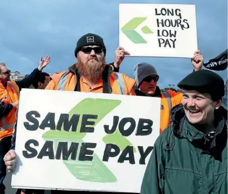  ?? DAVID WHITE/STUFF ?? Fletcher workers protest outside the annual meeting at the Auckland War Memorial Museum.