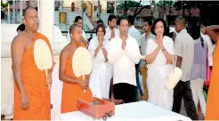  ??  ?? Chairperso­n of Swadeshi Amari Wijewarden­e, Managing Director of Swadeshi Chulodhara Samarasing­he, Chief Incumbent of Kirivehera Rajamaha Viharaya in Kataragama Venerable Kobawaka Dhamminda Thera and officials from Swadeshi