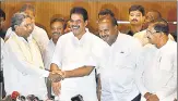  ?? ARIJIT SEN/HT ?? Karnataka CM HD Kumaraswam­y with the Congress leaders during a press meet to announce portfolios in Bengaluru on Friday