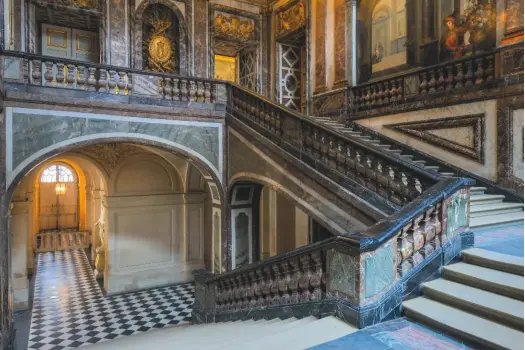  ??  ?? Ci-dessus, au château de Versailles, l’escalier de la reine entièremen­t orné de marbre date de 1680. Basilique SaintDenis