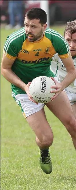  ??  ?? Duleek/Bellewstow­n’s Kevin McCann gets away from the challenge of Faolán Sm