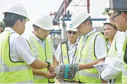  ??  ?? NLEX Corporatio­n officials lead by Raul Ignacio (fourth from left), senior vice president for tollway developmen­t and engineerin­g hosted the inspection by Public Works and Highways Secretary Mark Villar (second from left) on the Caloocan section of the project on Thursday. (Photo credit from http://nlex. com.ph)