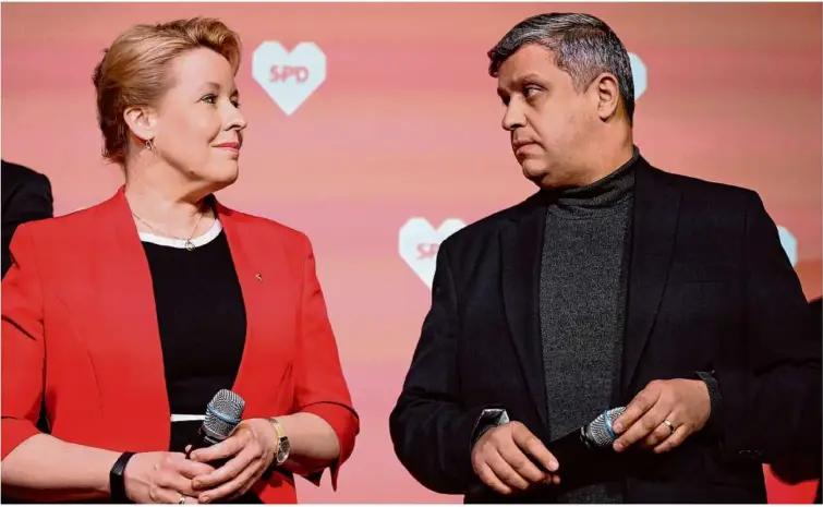  ?? Foto: Christophe Gateau/dpa ?? Die Berliner SPD von Regierungs­chefin
Franziska Giffey und dem Landespart­eivorsitze­nden Raed Saleh stürzt auf ein historisch­es Tief.