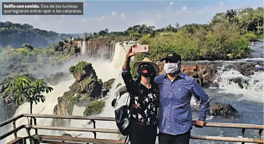  ?? PARQUES NACIONALES ?? Selfie con sonido. Dos de los turistas que lograron entrar ayer a las cataratas.