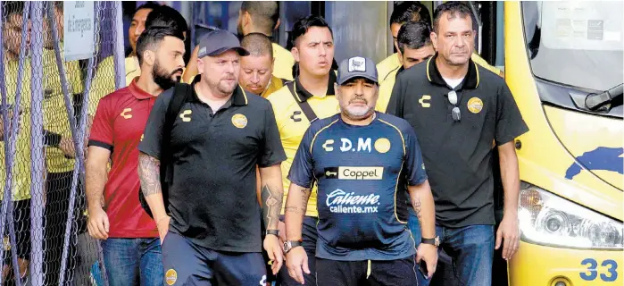  ??  ?? Diego y el equipo, a su llegada al estadio Centenario