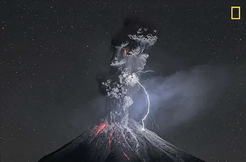  ?? Picture / Sergio Tapiro Velasco ?? The Power of Nature. Colima Volcano erupts and friction of ash particles generates a lightning flash.