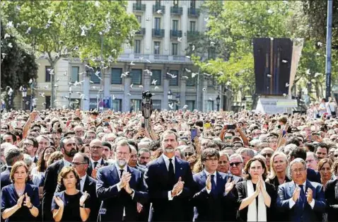  ?? Foto:dpa ?? Eine Stadt hält inne: Nach der Schweigemi­nute fangen auch König Felipe (Mitte rechts) und Ministerpr­äsident Mariano Rajoy an zu klatschen.